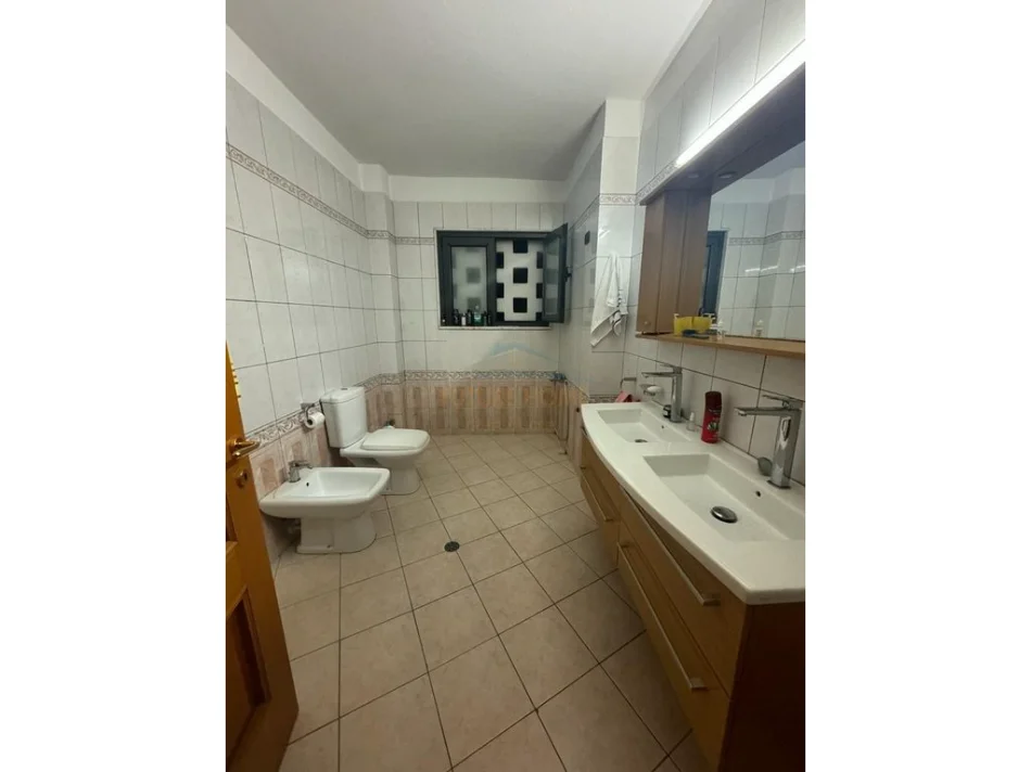 Tirane, jepet me qera apartament 3+1+Ballkon Kati 5, 200 m² 1.100 € (RRUGA E ELBASANIT)