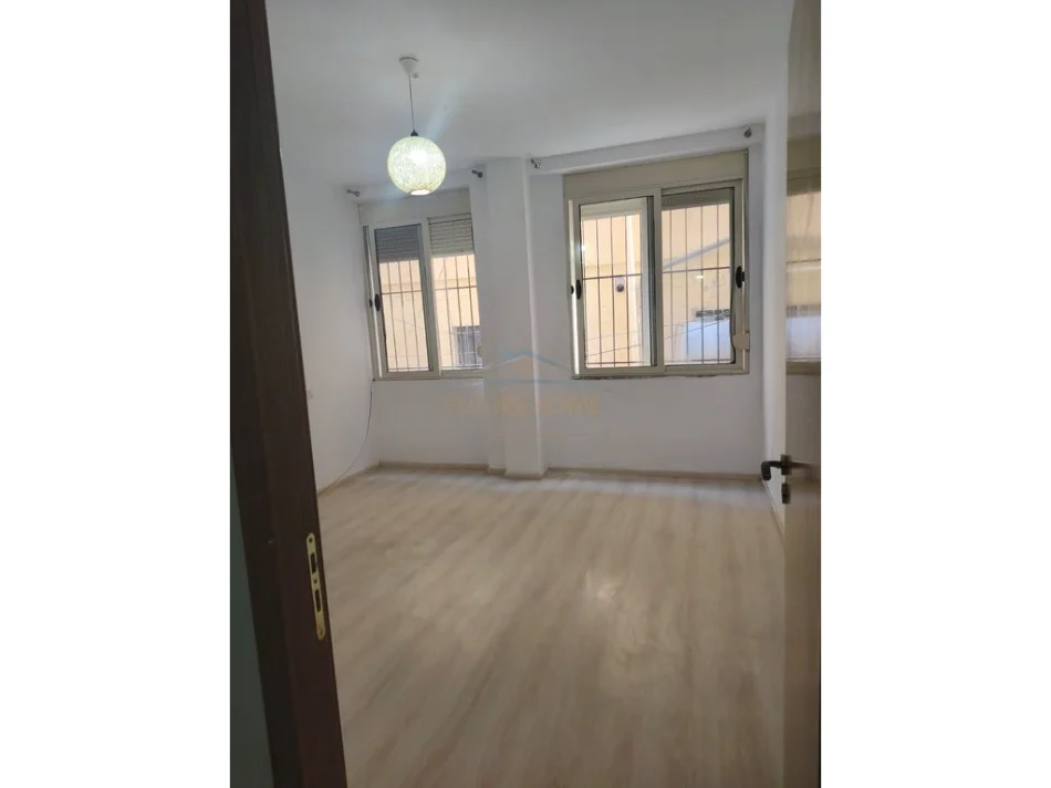 Tirane, shitet apartament 2+1 Kati 1, 75 m² 115.000 € (5 Maj)