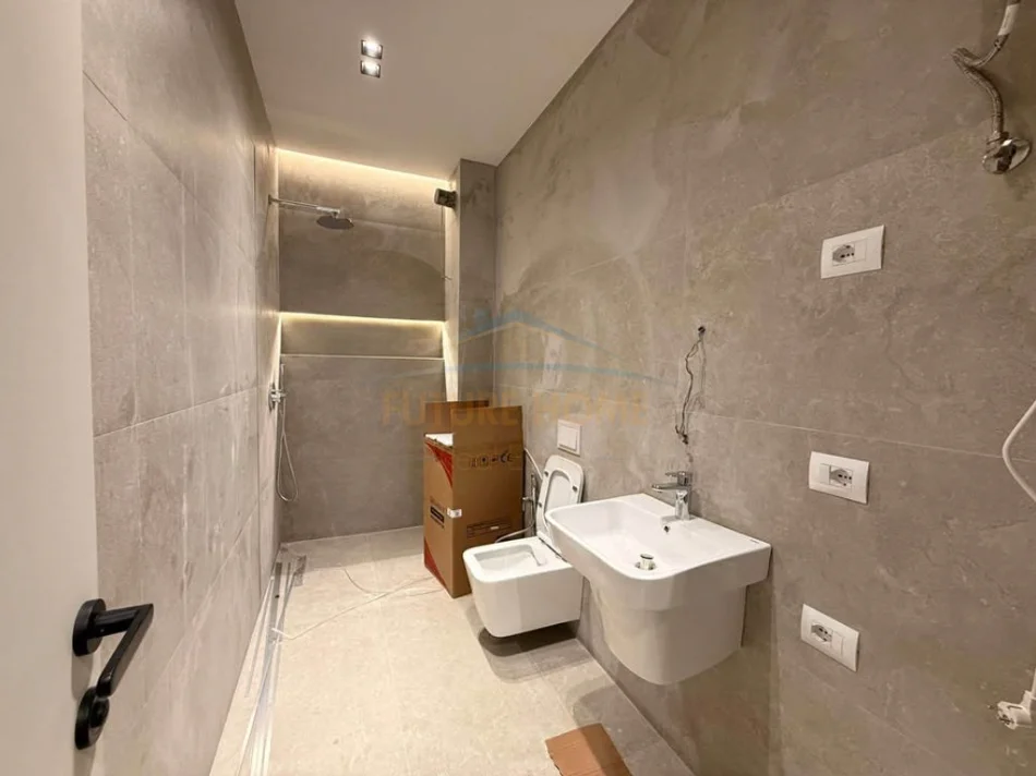 Tirane, jepet me qera apartament 1+1+Aneks+Ballkon Kati 7, 64 m² 1.000 € (Rruga e Barrikadave)