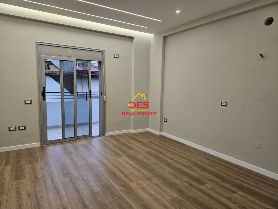 Vlore, shitet apartament 1+1+Ballkon Kati 2, 62 m² 95.000 € (Rruga Sadik Zotaj)
