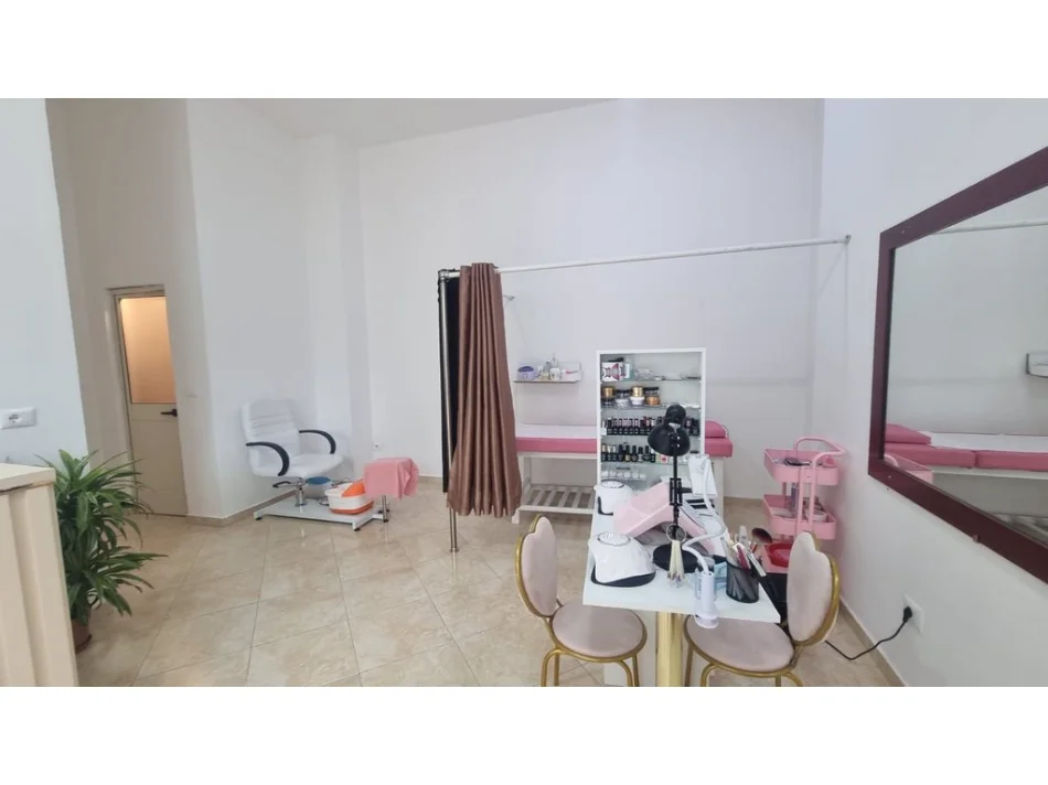 Tirane, jepet me qera ambjent biznesi Kati 0, 32 m² 350 € (unaza e re)