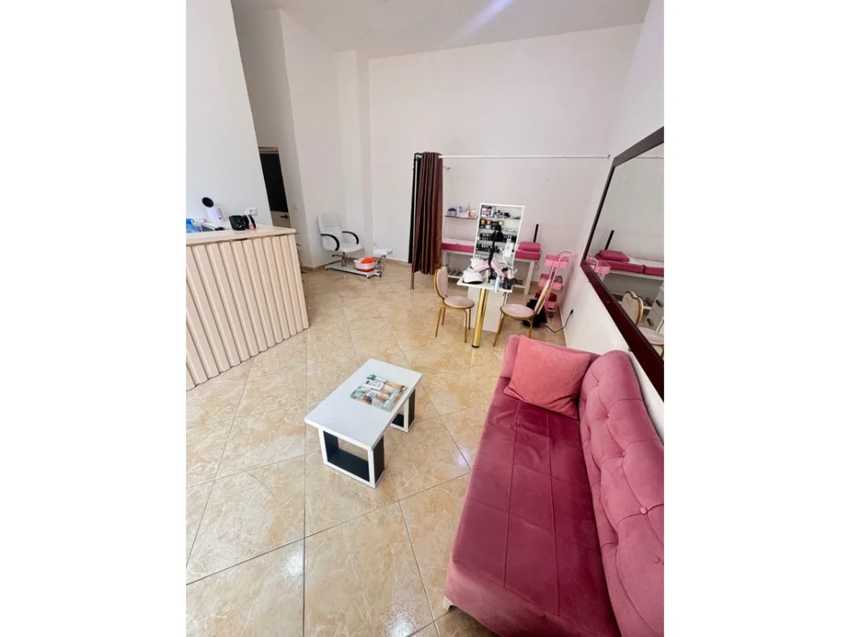 Tirane, jepet me qera ambjent biznesi Kati 0, 32 m² 350 € (unaza e re)