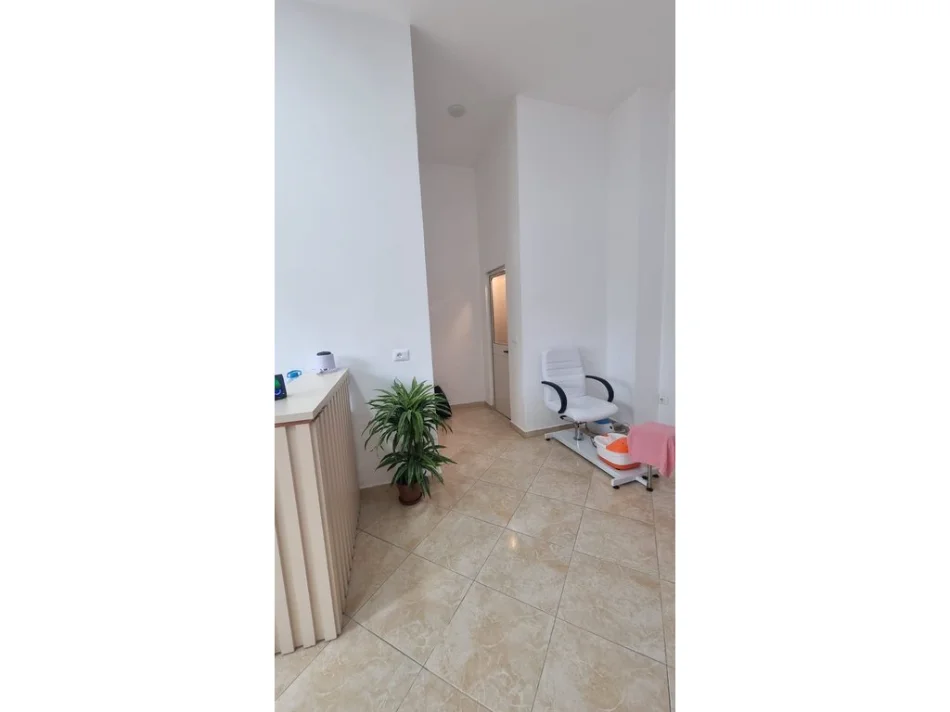 Tirane, jepet me qera ambjent biznesi Kati 0, 32 m² 350 € (unaza e re)