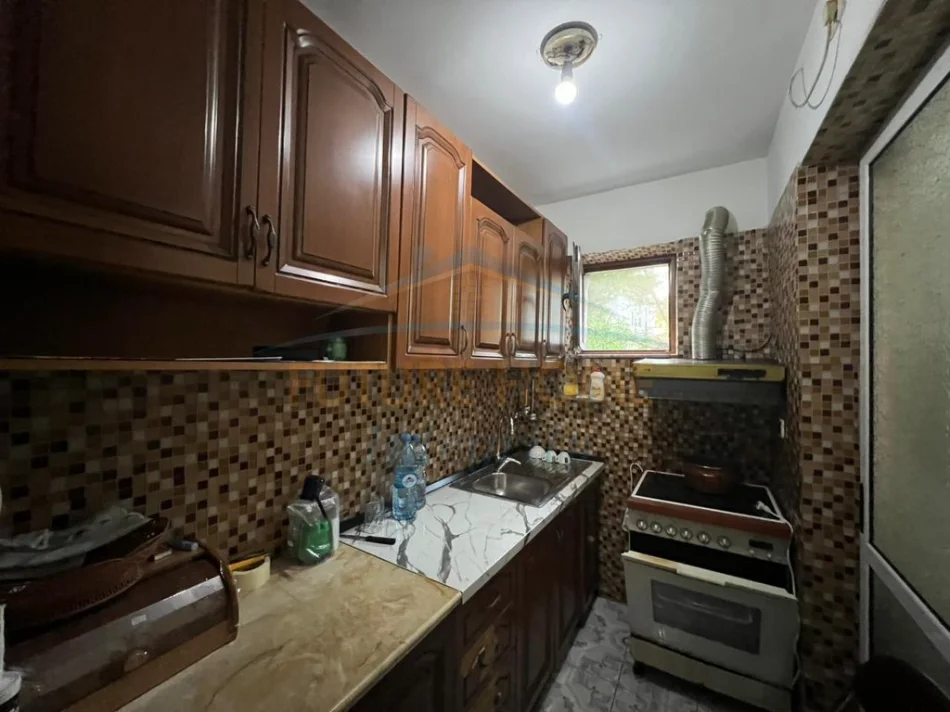 Tirane, jepet me qera apartament 1+1, Kati 3, 56 m² 470 € (Rruga e Elbasanit) Prane Shkolles Osman Myderizi