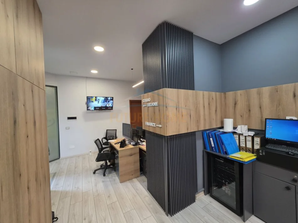 Tirane, jepet me qera zyre Kati 2, 31 m² 600 € (ZOGU I ZI)