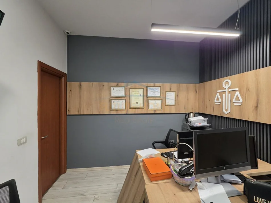 Tirane, jepet me qera ambjent biznesi Kati 2, 31 m² (Zogu i Zi)