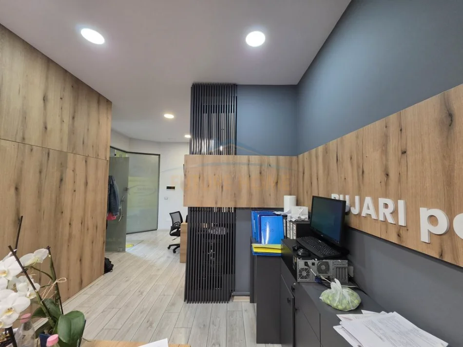 Tirane, jepet me qera zyre Kati 2, 31 m² 600 € (ZOGU I ZI)