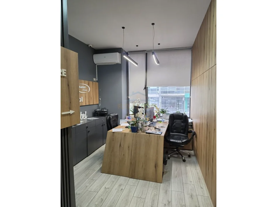 Tirane, jepet me qera zyre Kati 2, 31 m² 600 € (ZOGU ZI)