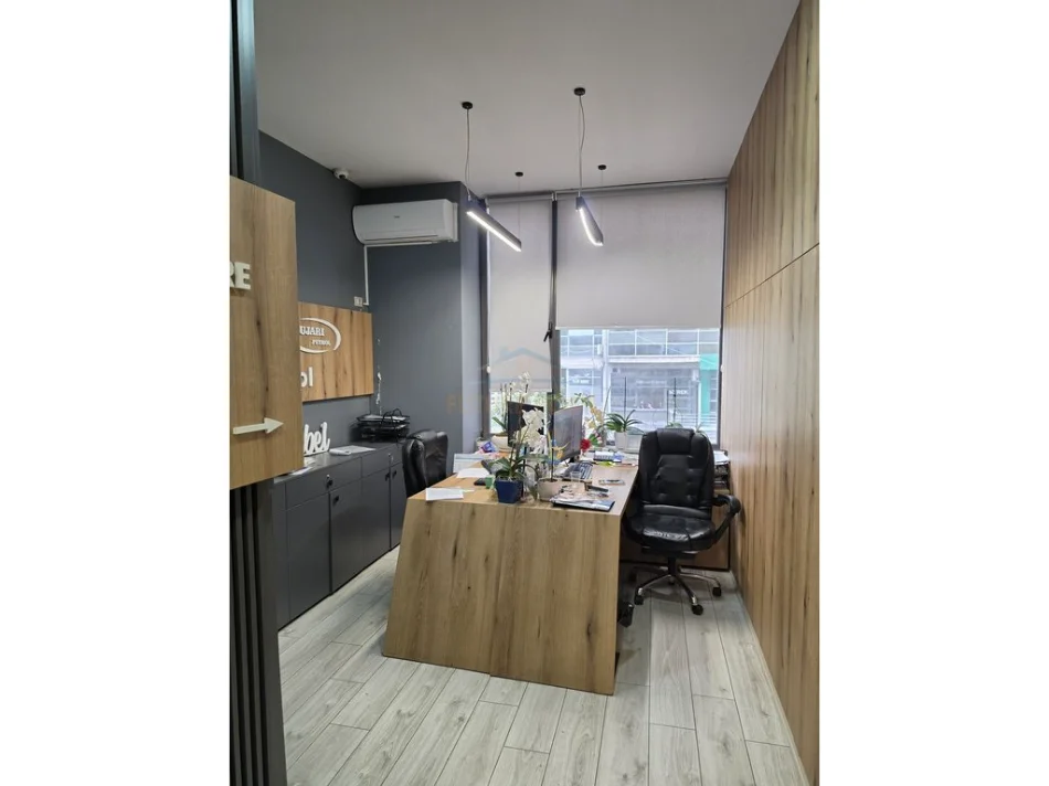 Tirane, jepet me qera zyre Kati 2, 31 m² 600 € (ZOGU I ZI)