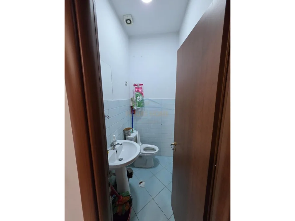 Tirane, jepet me qera ambjent biznesi Kati 2, 31 m² (Zogu i Zi)