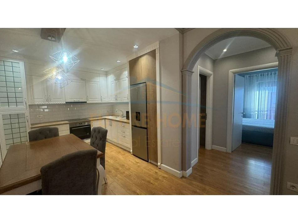 Tirane, jepet me qera apartament 3+1 Kati 5, 850 € 