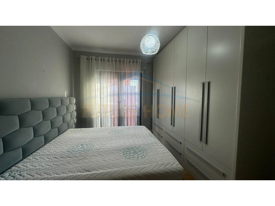 Tirane, jepet me qera apartament 3+1 Kati 5, 113 m² 850 € (Unaza e re)