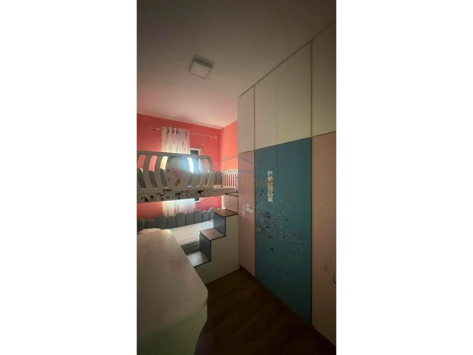 Tirane, jepet me qera apartament 3+1+Ballkon Kati 5, 113 m² 850 € (Unaza e re)