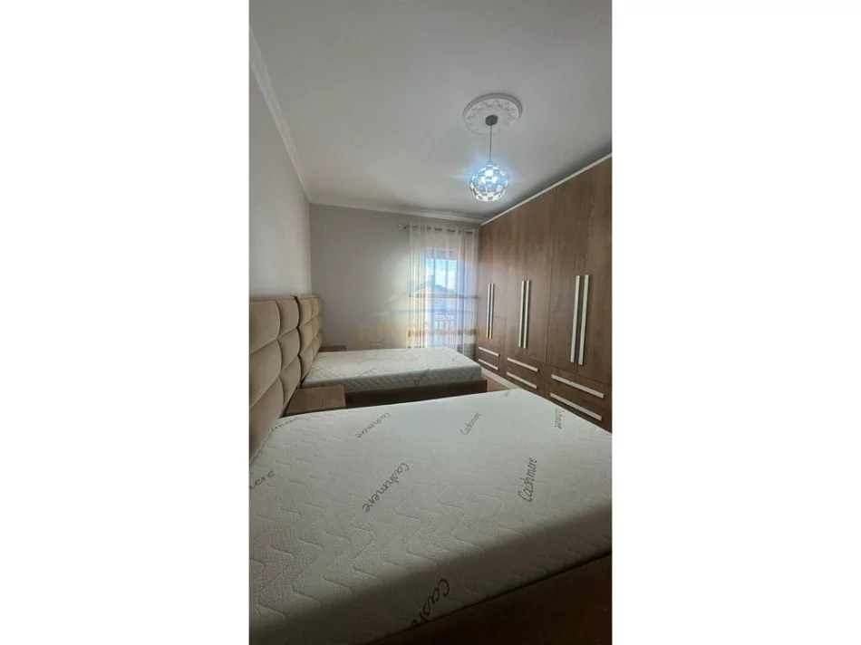 Tirane, jepet me qera apartament 3+1 Kati 5, 850 € 