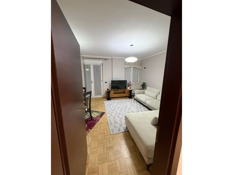 Tirane, jepet me qera apartament 2+1 Kati 7, 105 m² 900 € (Sheshi Willson)