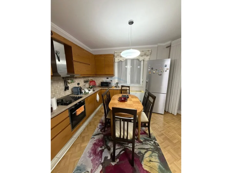 Tirane, jepet me qera apartament 2+1 Kati 7, 105 m² 900 € (Sheshi Willson)