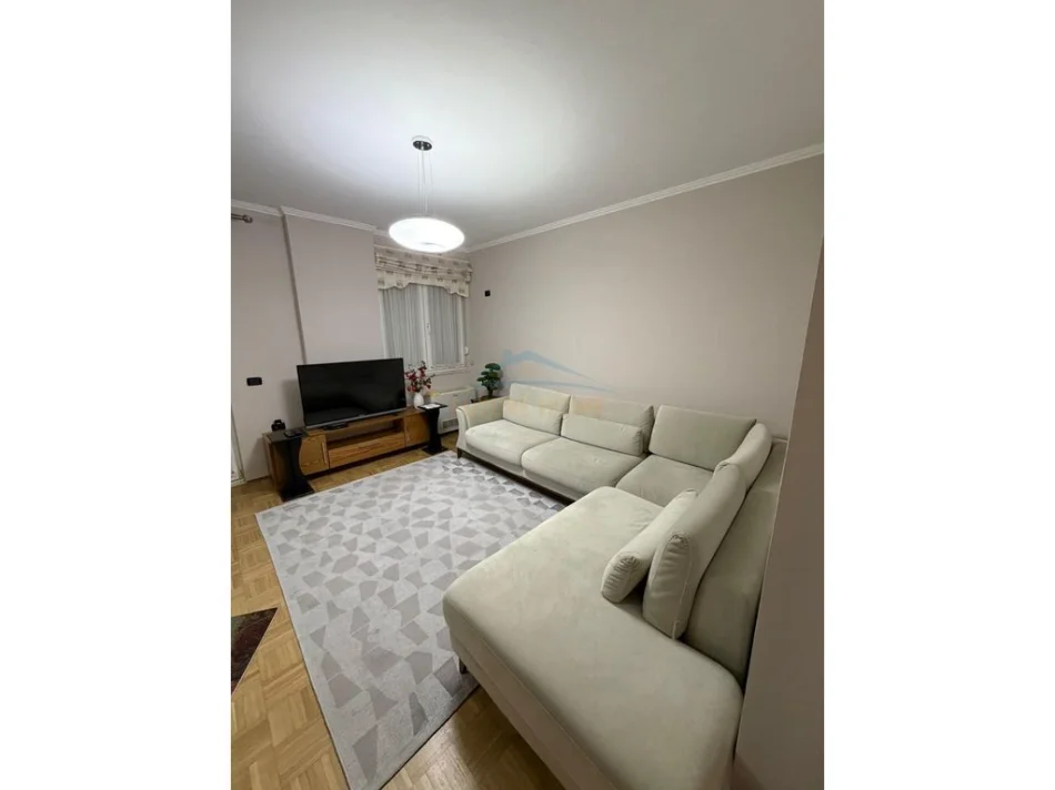 Tirane, jepet me qera apartament 2+1 Kati 7, 105 m² 900 € (Sheshi Willson)