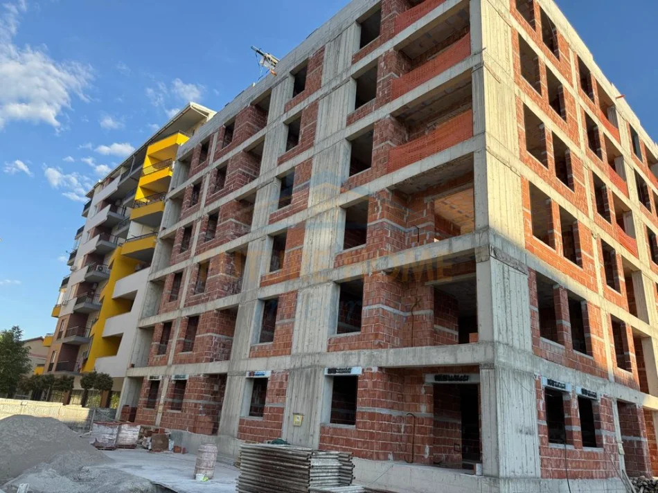 Pogradec, shitet apartament 1+1 Kati 5, 59 m² (Pogradec, prane Hotel Perla)