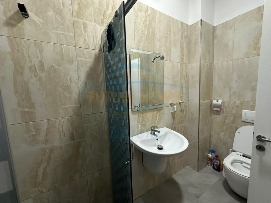 Tirane, jepet me qera apartament 2+1 Kati 1, 121 m² 800 € (Liqeni i thate)
