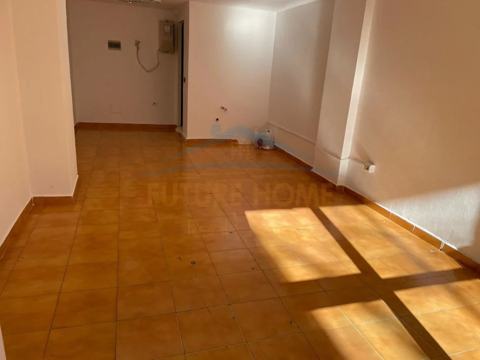 Tirane, jepet me qera zyre Kati 0, 520 m² 520 € (Bulevardi Bajram Curri)
