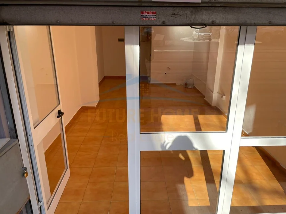 Tirane, jepet me qera zyre Kati 0, 520 m² 520 € (Bulevardi Bajram Curri)