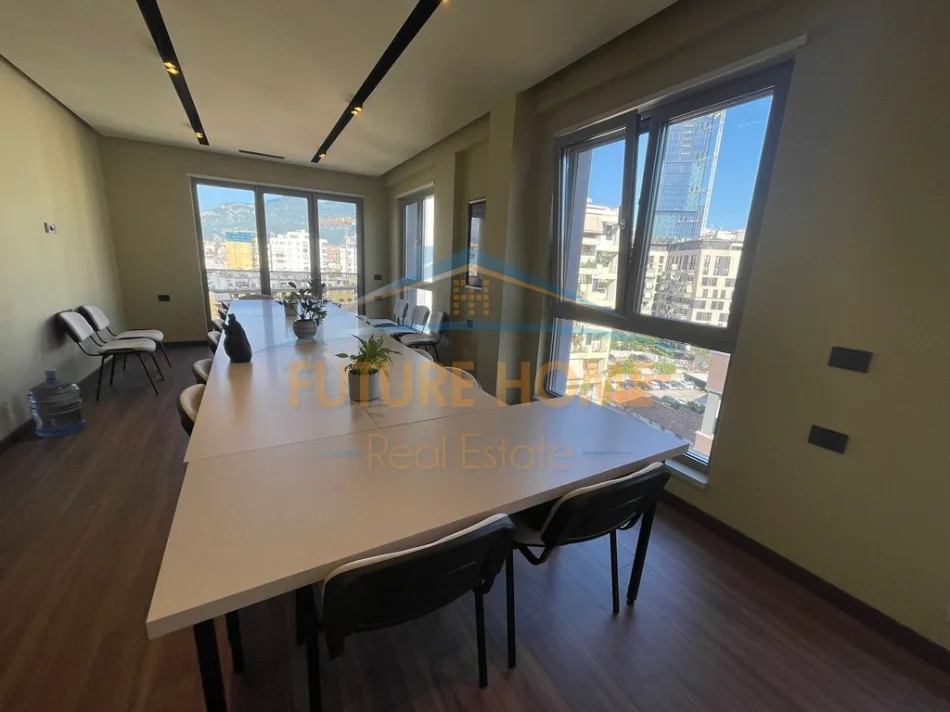 Tirane, jepet me qera zyre Kati 7, 121 m² 1.800 € (Sheshi Mimoza)