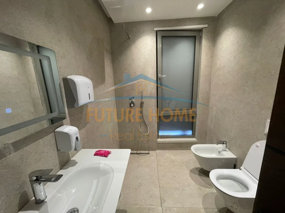 Tirane, jepet me qera zyre Kati 7, 121 m² 1.800 € (Rruga e Kavajes)