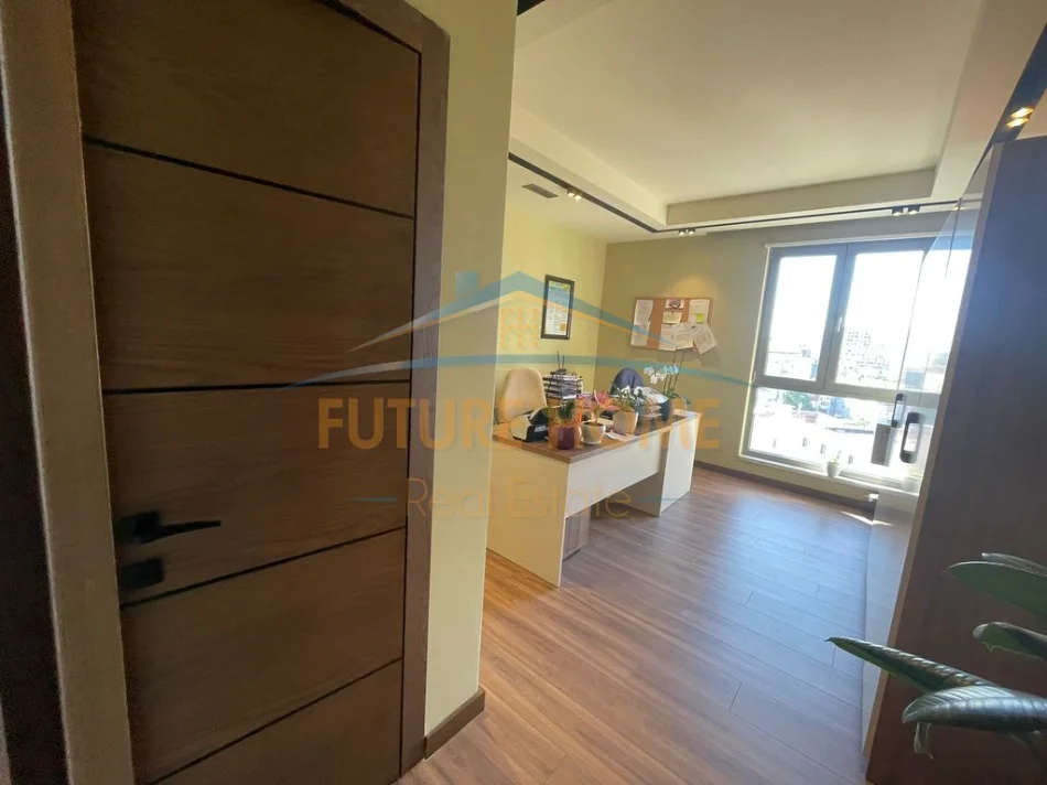 Tirane, jepet me qera zyre Kati 7, 121 m² 1.800 € (Sheshi Mimoza)