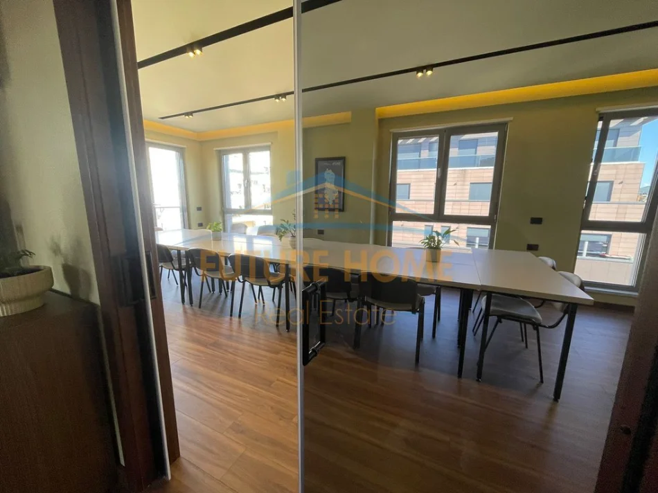 Tirane, jepet me qera zyre Kati 7, 121 m² 1.800 € (Sheshi Mimoza)