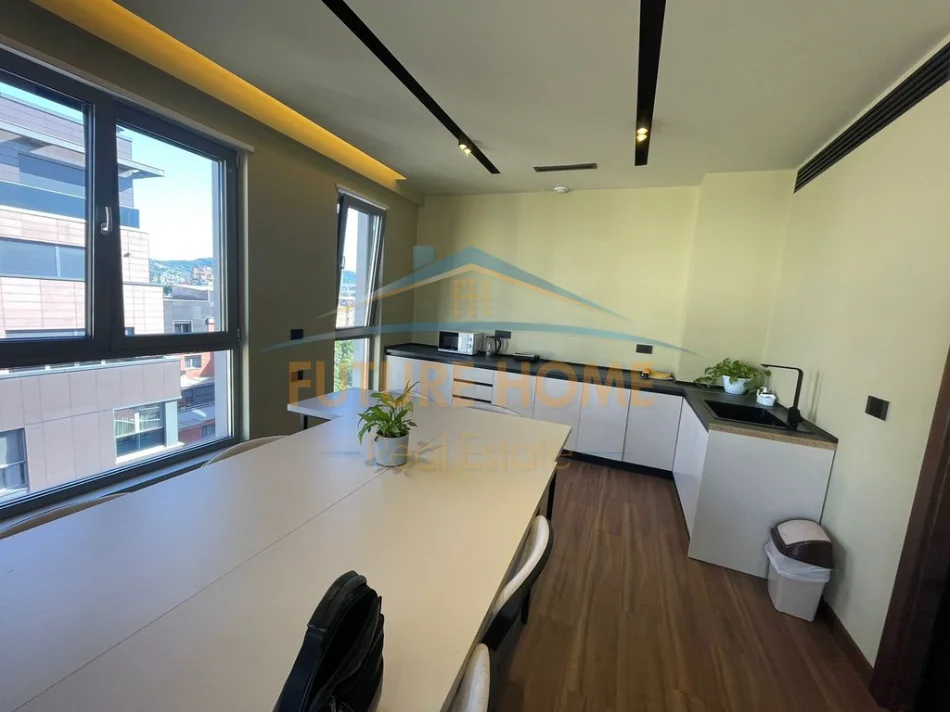 Tirane, jepet me qera zyre Kati 7, 121 m² 1.800 € (Sheshi Mimoza)