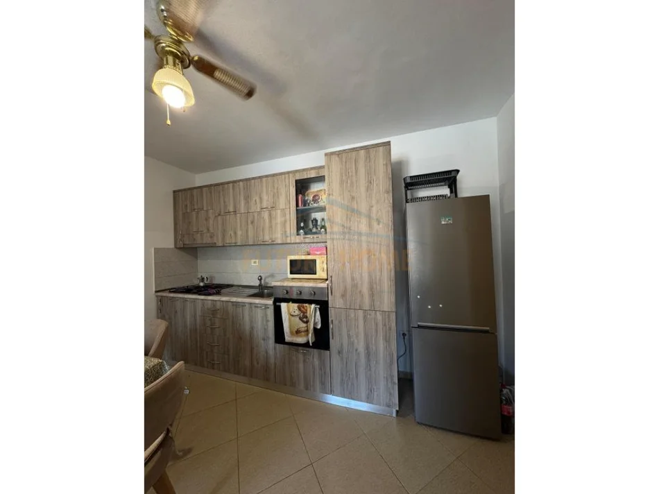 Tirane, shitet apartament 2+1 Kati 3, 88 m² 132.000 € (Fresku)