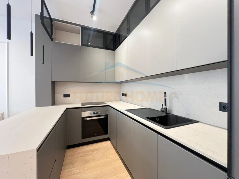 Tirane, jepet me qera apartament 2+1 Kati 1, 87 m² 1.000 € (Porcelan)