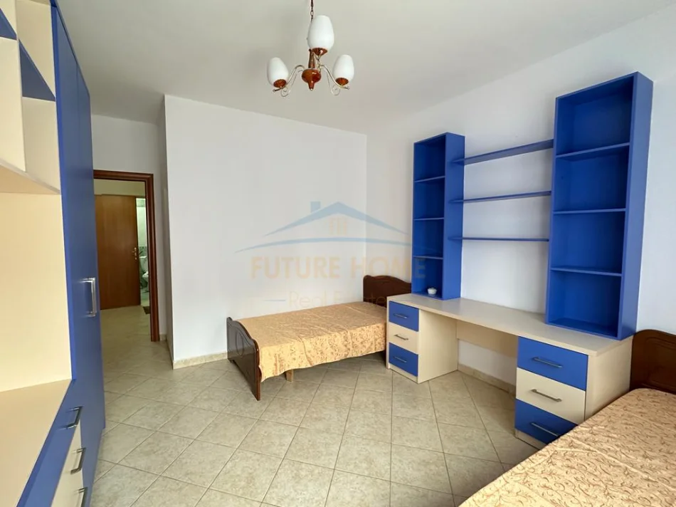 Tirane, jepet me qera apartament 3+1+Ballkon Kati 3, 119 m² 700 € (Stacioni i trenit)