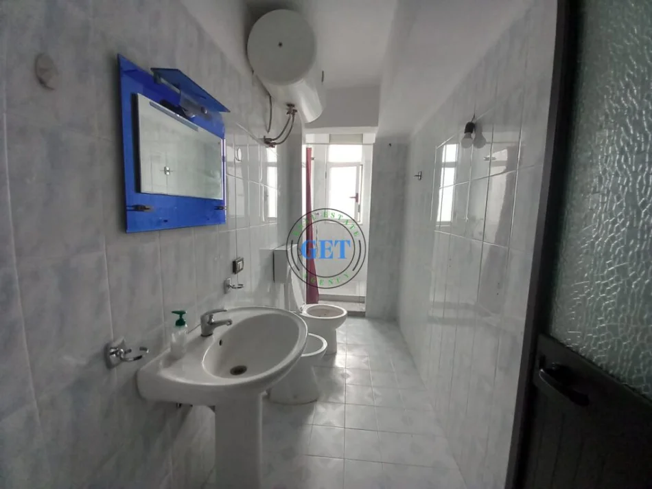 Durres, jepet me qera apartament 1+1 Kati 4, 56 m² 300 € (Spitali Amerikan)