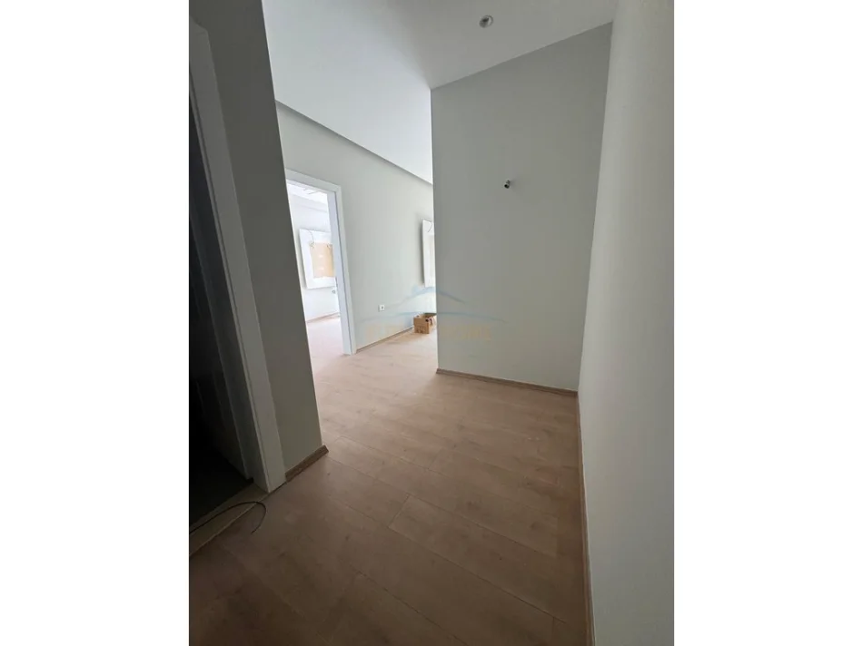 Tirane, shes apartament 1+1+Ballkon Kati 6, 74 m² 144.000 € (Rruga 5 Maj)