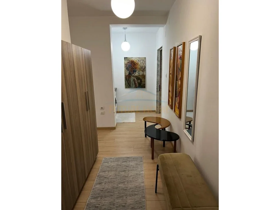 Tirane, jepet me qera apartament 2+1+2+Post PArkimi +Ballkon Kati 4, 95 m² 850 € (Komuna e Parisit, Kika)