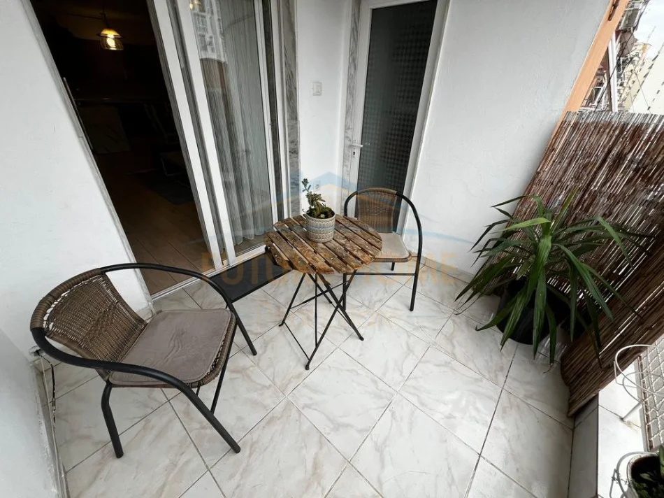 Tirane, jepet me qera apartament 2+1+Ballkon Kati 4, 95 m² 850 € (Komuna e Parisit)