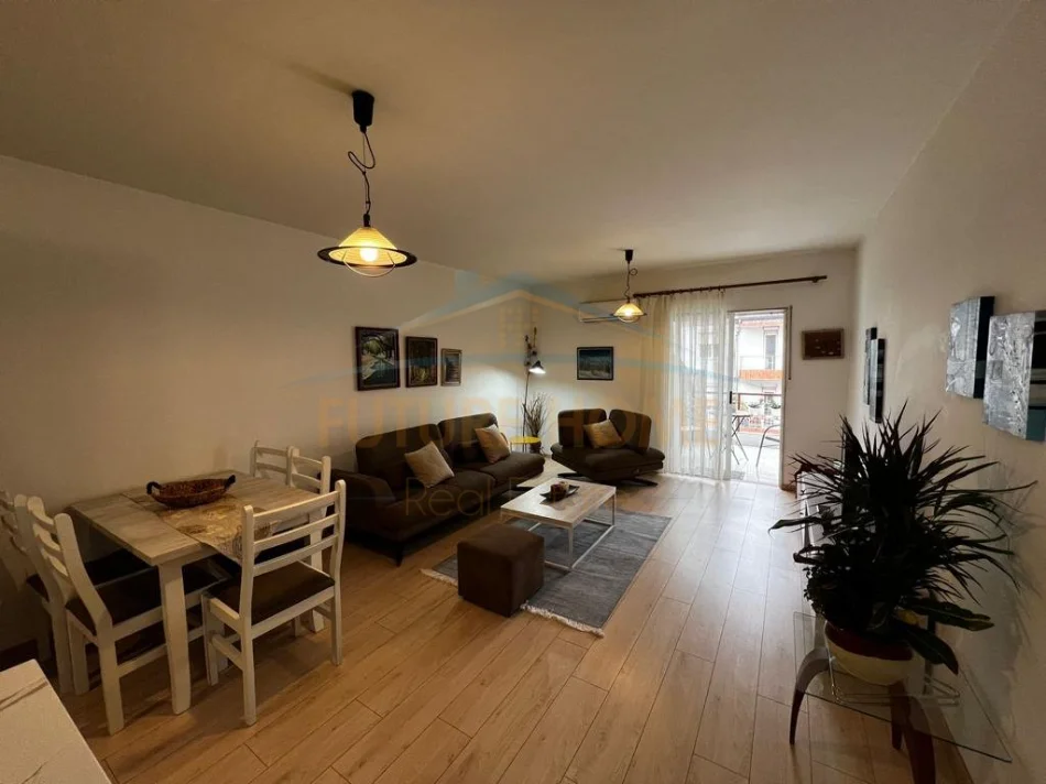 Tirane, jepet me qera apartament 2+1+Ballkon Kati 4, 95 m² 850 € (Komuna e Parisit)