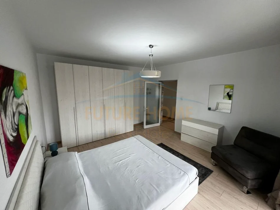 Tirane, jepet me qera apartament 2+1+Ballkon Kati 4, 95 m² 850 € (Komuna e Parisit)