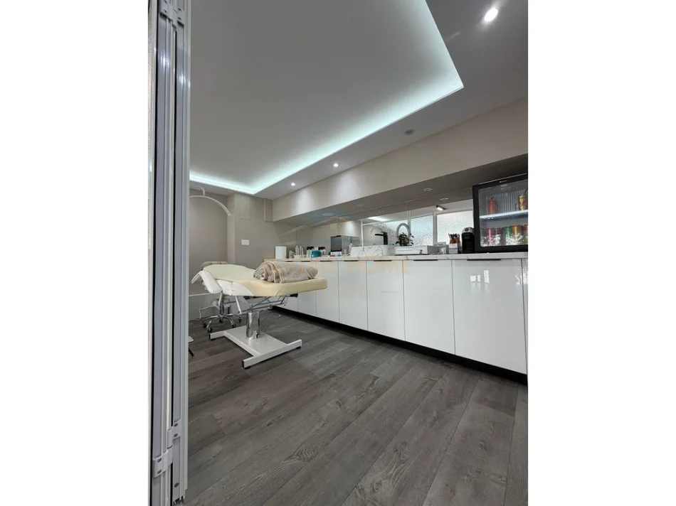 Tirane, jepet me qera ambjent biznesi Kati 0, 50 m² 1.200 € (Univers City)