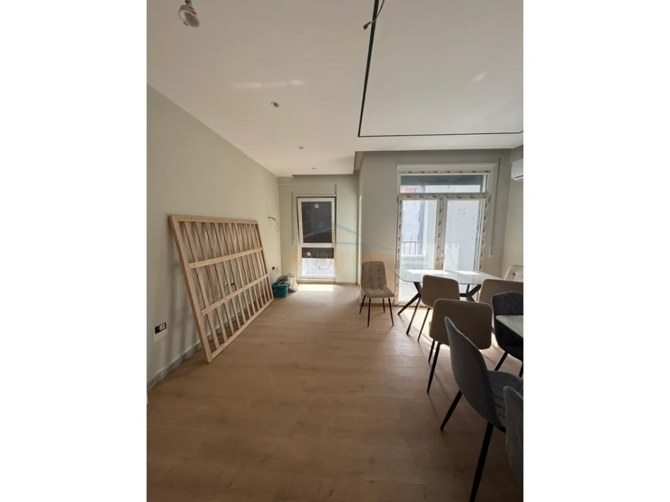 Tirane, shes apartament 2+1+Ballkon Kati 6, 97 m² 190.000 € (Rruga 5 Maj)
