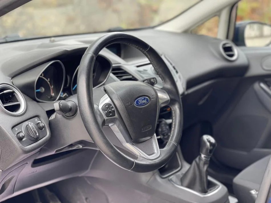 Tirane, shes makine FORD FIESTA Benzin+Gaz, blu e errët manuale Klima 134.000 km 5.200 €