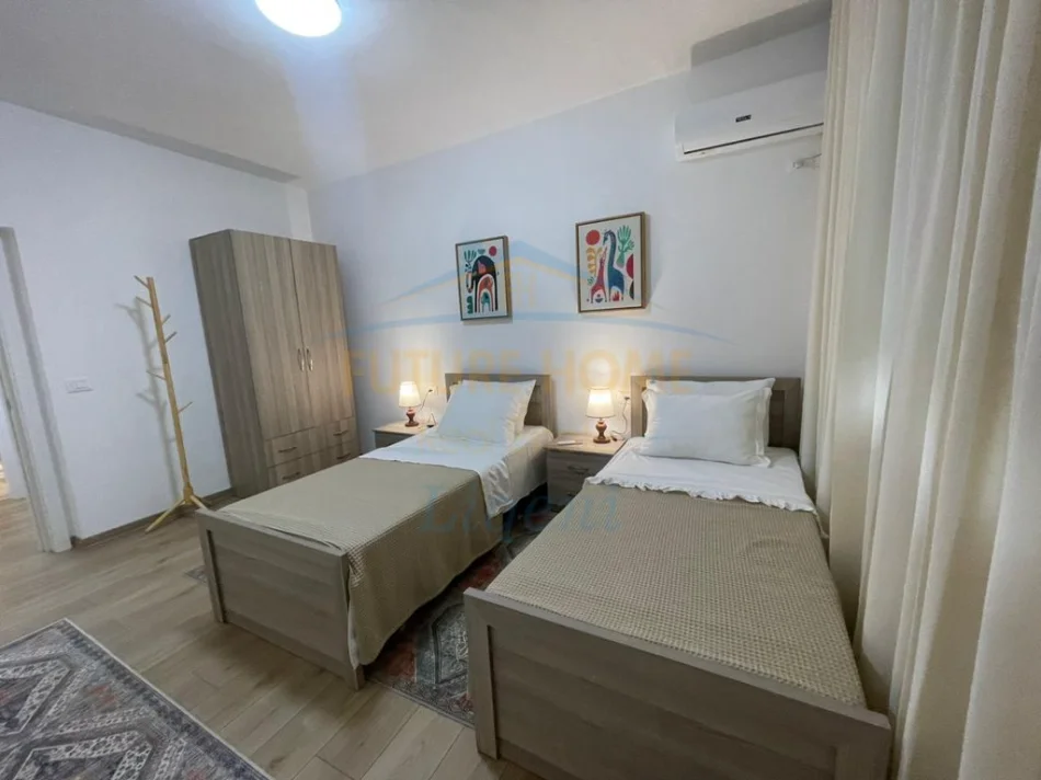 Tirane, jepet me qera apartament 2+1+Ballkon Kati 1, 88 m² 850 € (Kafe Flora)
