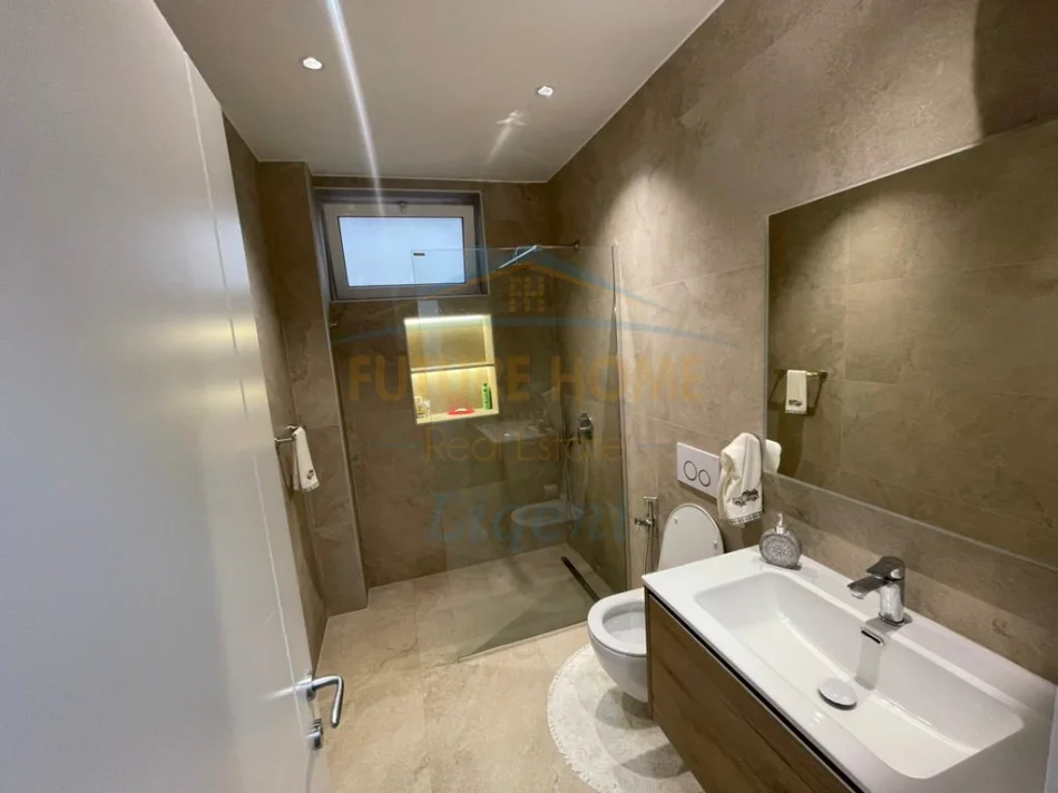 Tirane, jepet me qera apartament 2+1+Ballkon Kati 1, 88 m² 850 € (Kafe Flora)