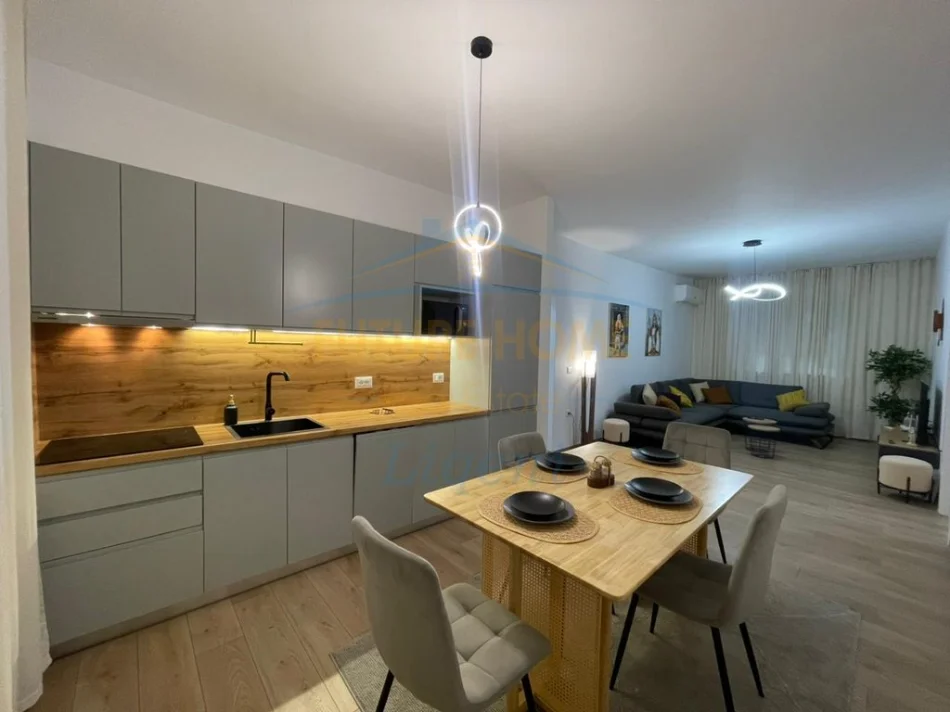 Tirane, jepet me qera apartament 2+1+Ballkon Kati 1, 88 m² 850 € (Kafe Flora)