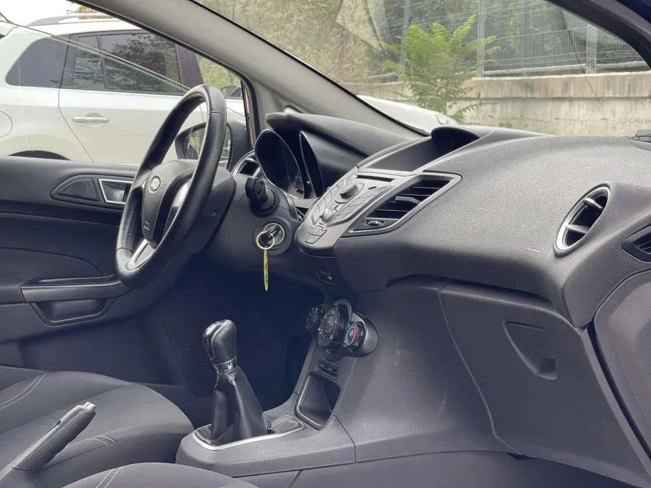 Tirane, shes makine FORD FIESTA Benzin+Gaz, blu e errët manuale Klima 134.000 km 5.200 €