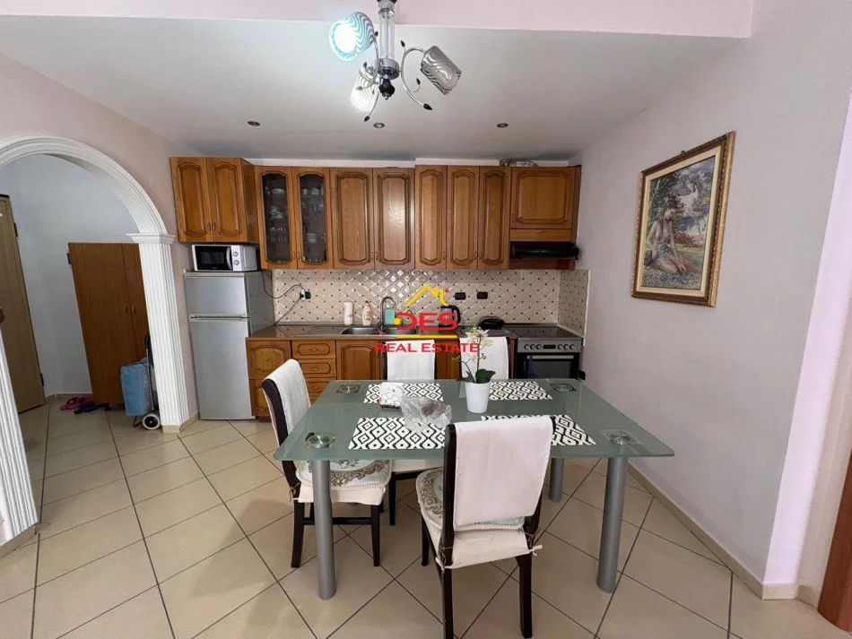 Vlore, jepet me qera apartament 2+1+Ballkon Kati 6, 115 m² 500 € (Rruga Çajupi)