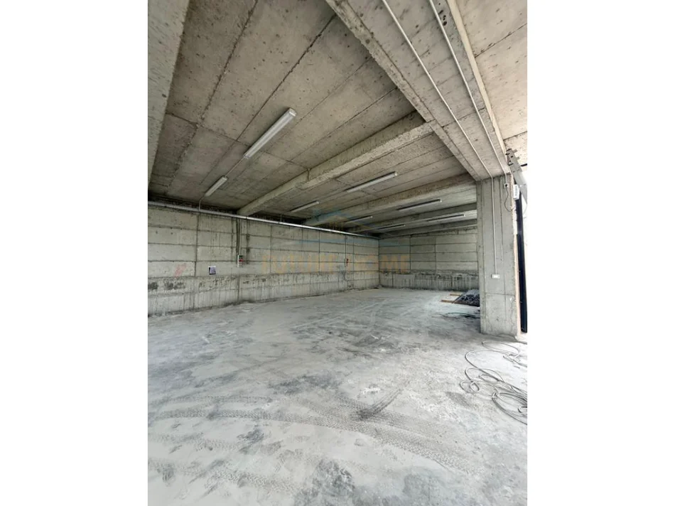 Tirane, jepet me qera ambjent biznesi Kati 0, 205 m² 2.000 € (Fushe-Preze)