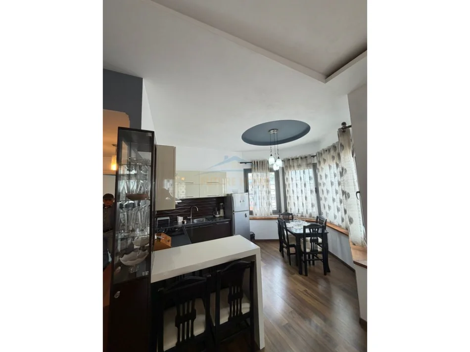 Tirane, jepet me qera apartament 2+1 , 80 m² 750 € 