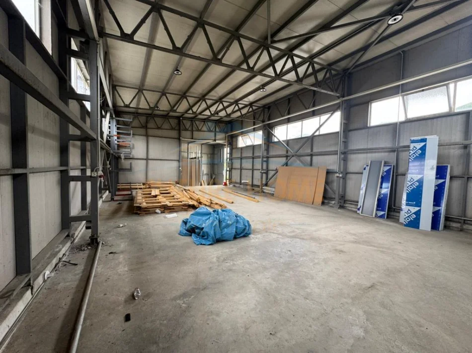 Tirane, jepet me qera magazine Kati 0, 140 m² 1.200 € (Peze Helmes)